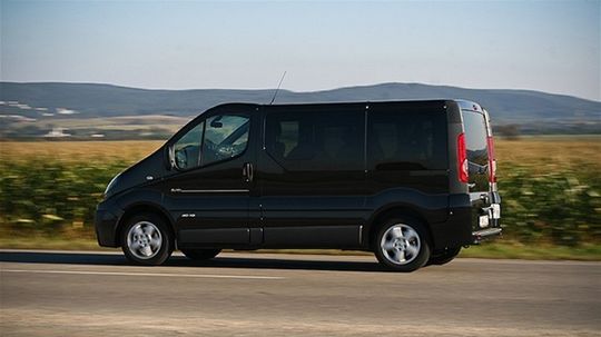 Pripomína pohrebné auto, ale odvezie až osem...