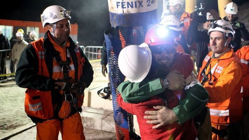 Oslobodený baník Mario Sepúlveda objíma svojich...