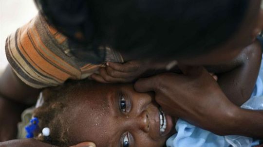 Žena plače nad svojím dieťaťom, ktorému...