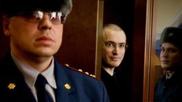 Ruská polícia prehľadala domy Chodorkovského zamestnancov