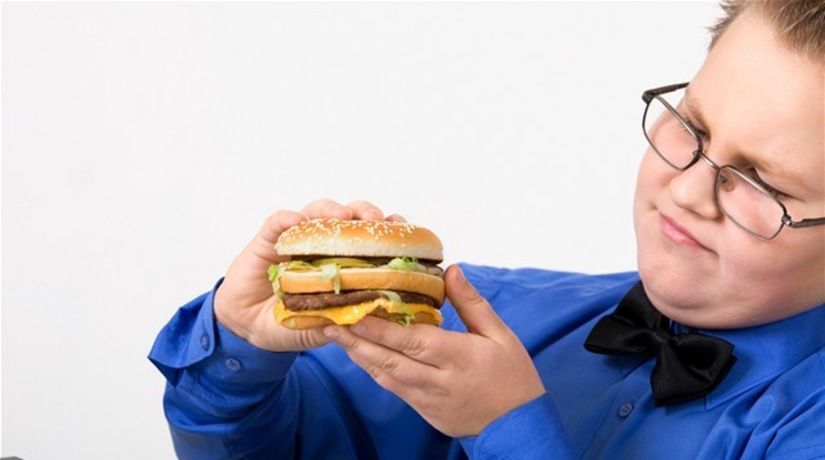 hamburger, chlapec, jedlo, strava, obezita, výživa