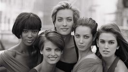 Supermodelky v plnej zostave – zľava: Naomi Campbell, Linda Evangelista, Tatjana Patitz, Christy Turlington a Cindy Crawford. 