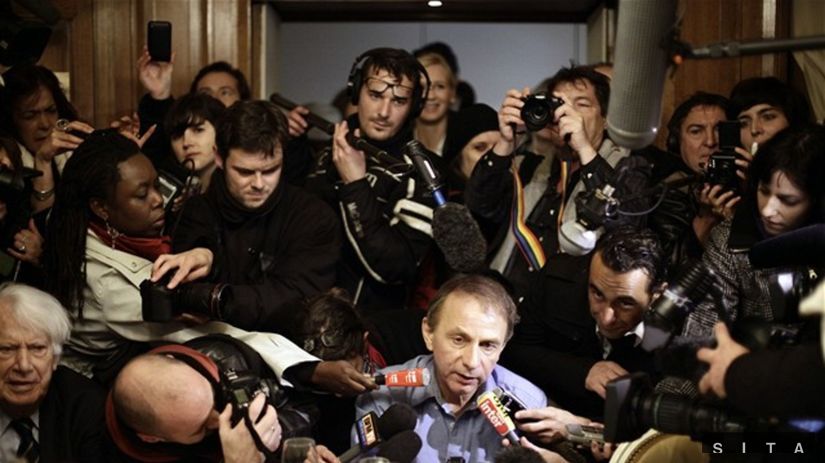 Michel Houellebecq v zajatí novinárov.