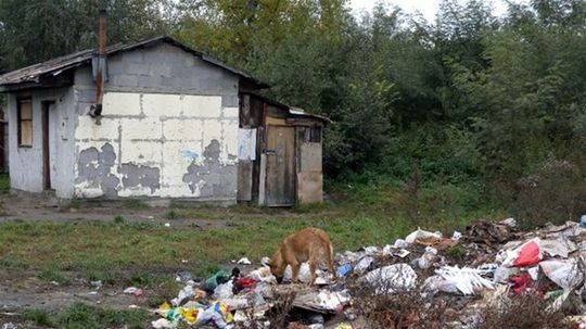 Rómske domy v osade v Plaveckom Štvrtku, ktoré...