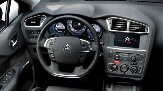 Pevný stred volantu je minulosťou.