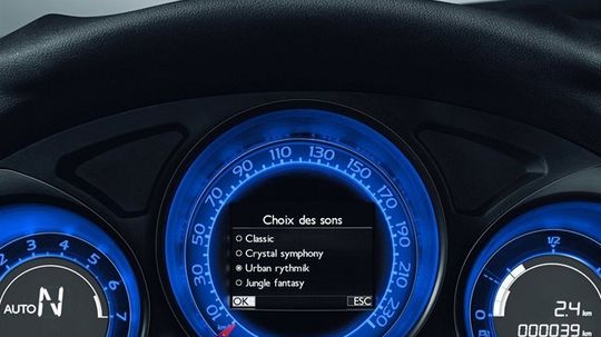 Farba podsvietenia sa dá meniť.