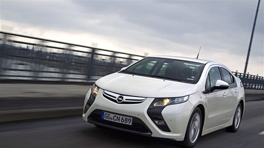 Benzínový motor sa vtesnal k elektrickému pod...