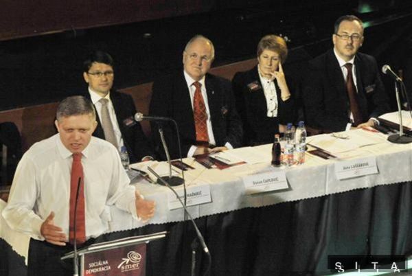 Zľava predseda Smeru Robert Fico pri prejave,...