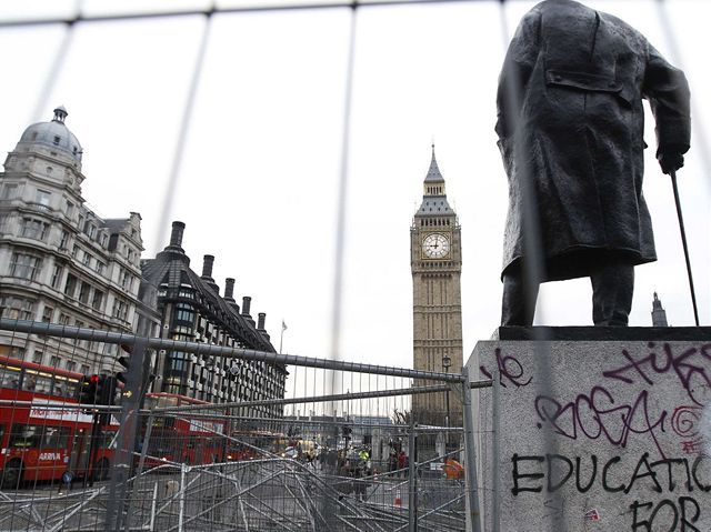Polámané barikády a domaľovaná socha Winstona...