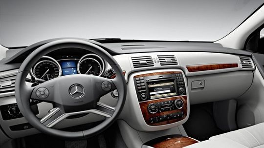 Prémiovú atmosféru umocňuje dvojfarebné...