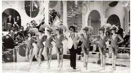 Pavol Hammel a obklopený tanečnicami počas Silvestra 1981.