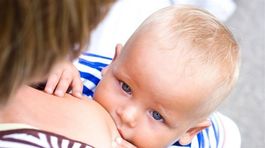 Spor na palube: Mame v lietadle zakázali dojčiť syna. Ostala šokovaná v slzách