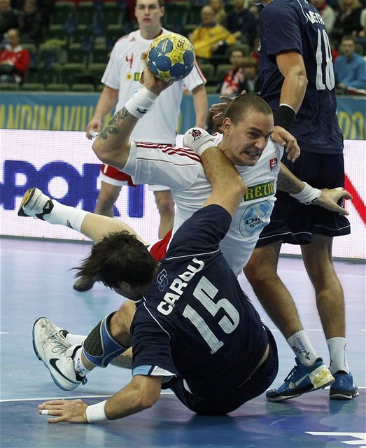 Michal Kopčo strieľa z ťažkej pozície.