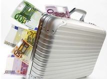 Peniaze, euro, kufrík
