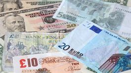 Libra padá, zráža ju neistota s brexitom