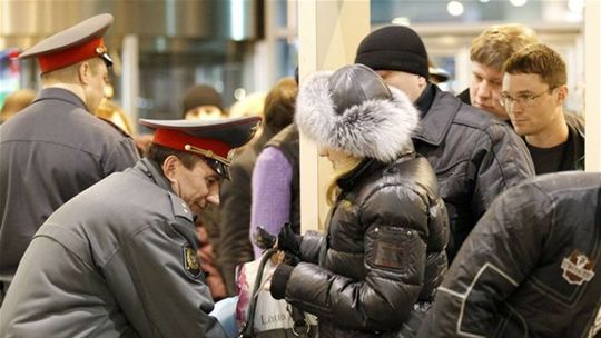 Policajti prezerajú obsah príručných batožín...