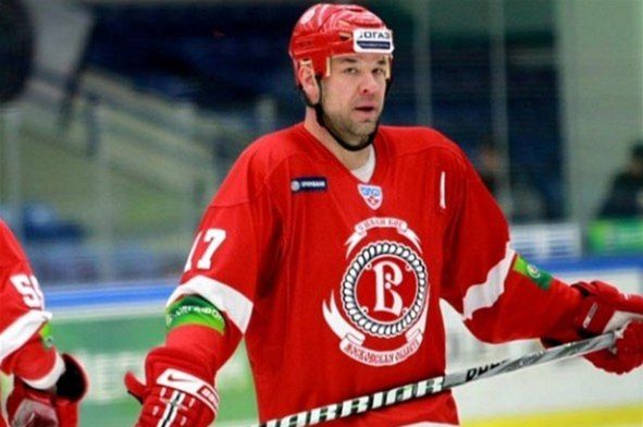 Chris Simon vstúpil do KHL v roku 2008 v drese...
