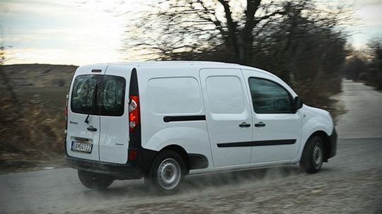 Aj napriek náklonom auto drží ako pribité.