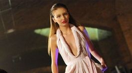 Plesová móda má vystihnúť ženskú postavu, dominuje empírový strih