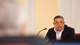 Pán prezident, prepáčte. Flašík sa ospravedlnil za hodiny 