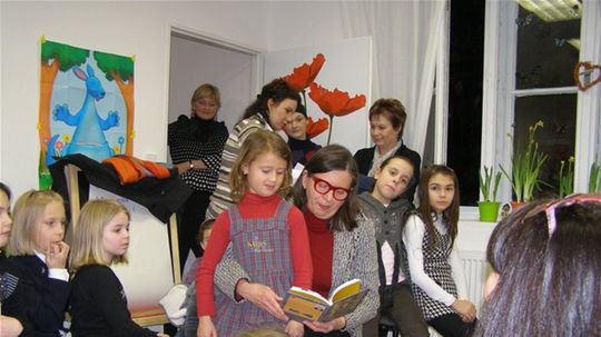 Herečka Zuzana Kronerová čítala rozprávky deťom...