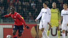 Idrissa Gueye z OSC Lille sa teší z gólu do siete PSV Eindhoven.