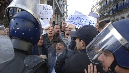 Protesty proti prezidentovi v Alžírsku pokračujú, zomrel prvý demonštrant