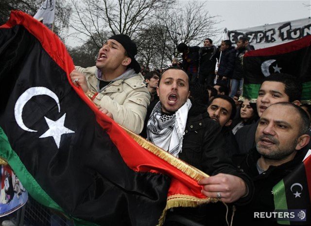 Proti režimu Kaddáfího sa protestuje aj pred líbyjskou
ambasádou v Londýne.