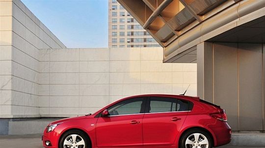 Cruze hatchback sa bude ponúkať s tromi motormi.
