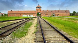 Nepózujte na koľajniciach do tábora smrti