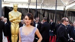 Mila Kunis-  Oscar 2011 - červený koberec