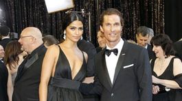 Camilla Alves a Matthew McConaughey - Oscar 2011 - červený koberec