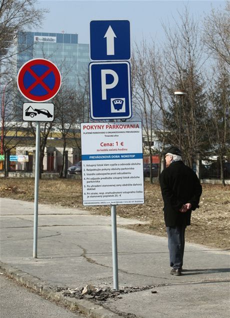 Motoristi nechcú platiť euro za hodinu.