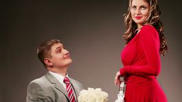 Muž na kolenách, keď pýta ženu o ruku. Odkiaľ sa vzala táto tradícia? 