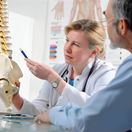 lekár, pacient, kosti, chrbtica, kostra, panva, kĺb, osteoporóza