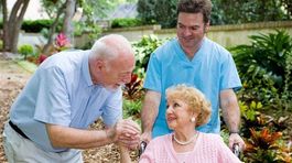 Život je krásny, hovorí penzista, ktorý sa dlhé roky stará o chorú manželku