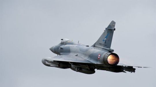 Francúzska stíhačka nad Líbyou.