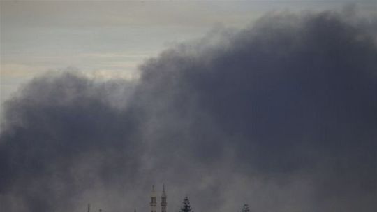 Dym nad mestom Benghází, kde napriek...