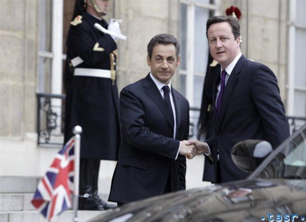 Francúzsky prezident Nicolas Sarkozy (vľavo) s...