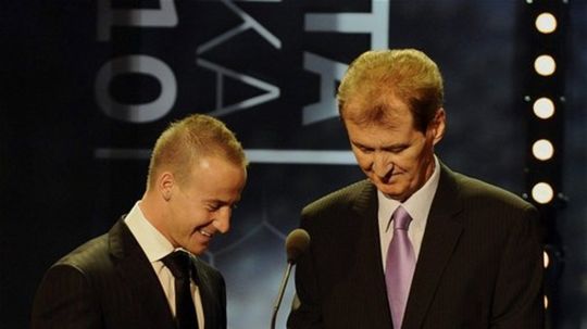 Miroslav Stoch (vľavo) preberá Cenu Petra...