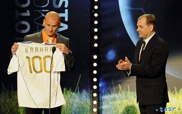 Miroslav Karhan so špeciálnym dresom za stovku...