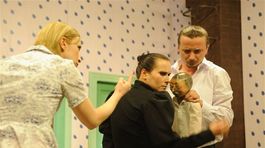 Nadežda Jelušová ako Anička, Lucia Jašková ako Bečelová a Dano Heriban ako Kubo v inscenácii Hollého komédie Kubo v Slovenskom komornom divadle v Martine.