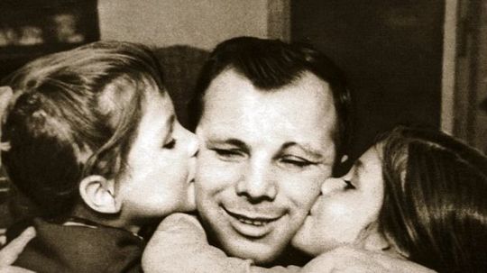 Jurij Gagarin s dcérami Galinou a Jelenou.