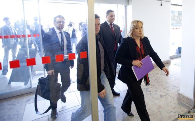 Premiérka Iveta Radičová prichádza na rokovanie...