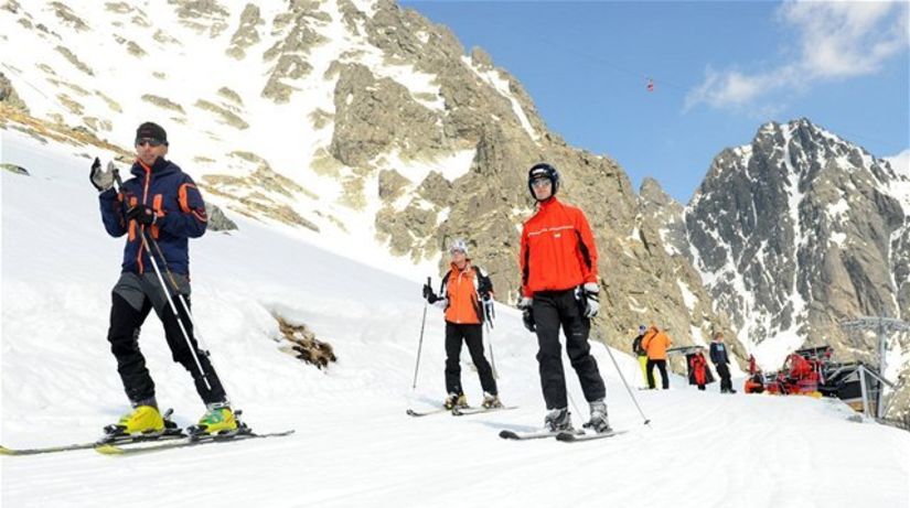 Vysoké Tatry, Lomnické sedlo, lyžiari, lyžovačka