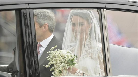 Nevesta Kate Middleton prichádza do...