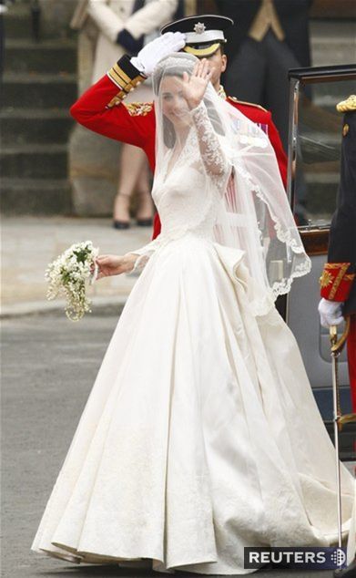 Kate Middletonová vystupuje z auta pred...