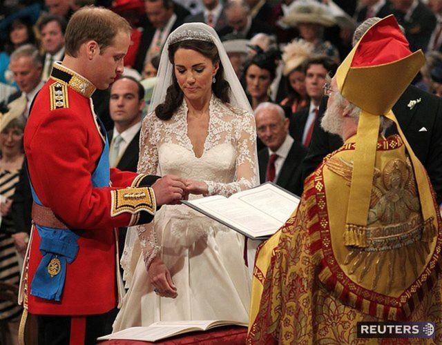 Princ William navliekol na prst Kate...