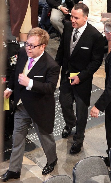 Spevák Elton John s partnerom Davidom Furnishom...