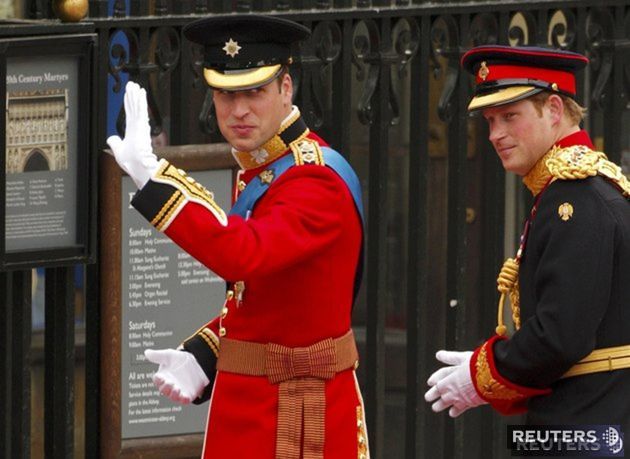 Princ William prichádza s princom Harrym do...